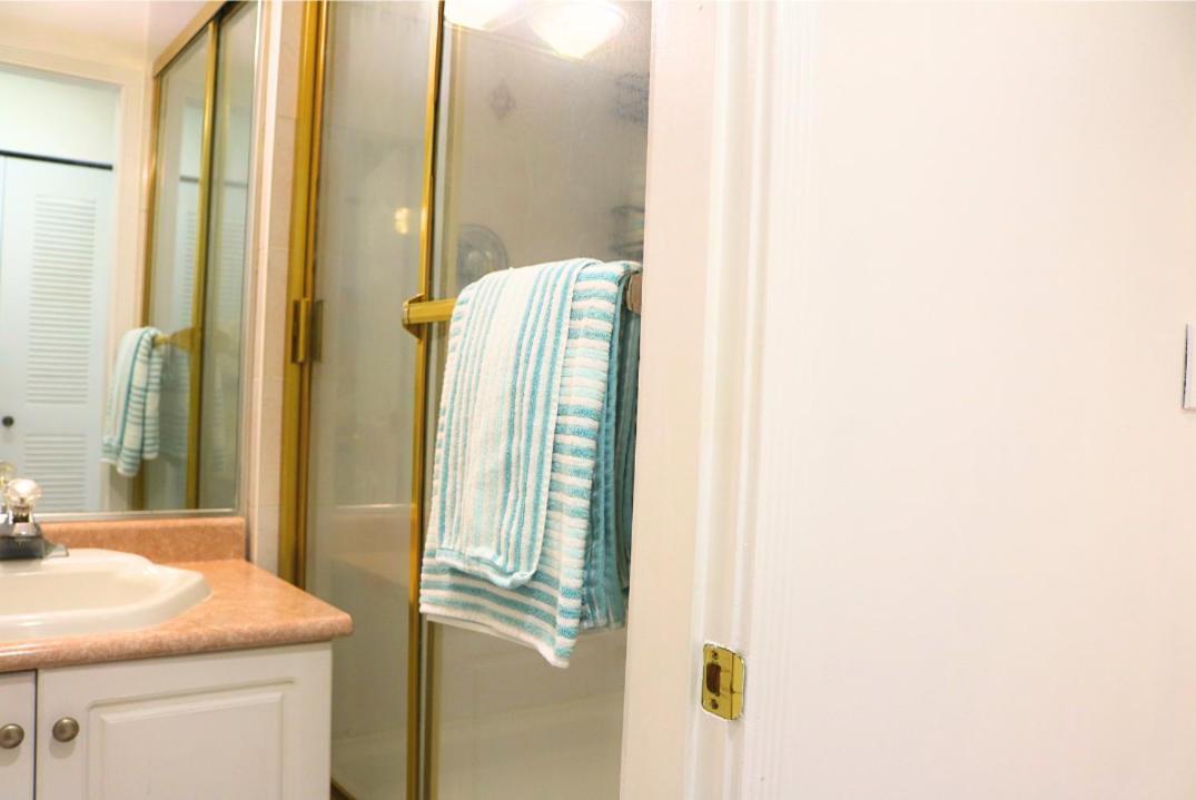 Pristine 3 Beds 2 Washroom Guest Suite Суррей Екстер'єр фото